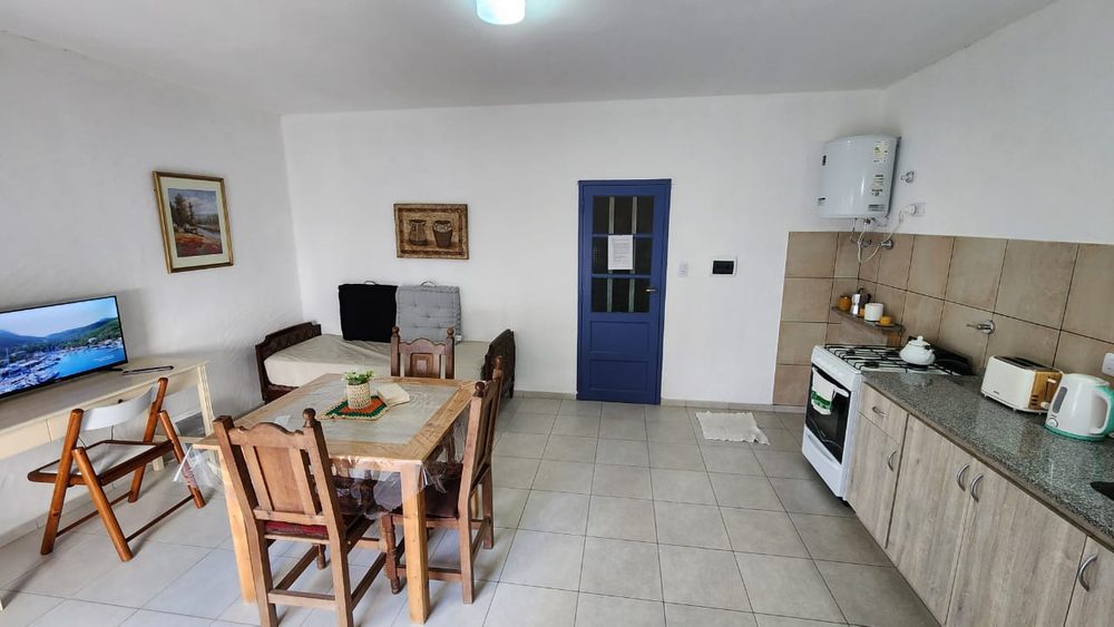 El comedor con la cocina al fondo
