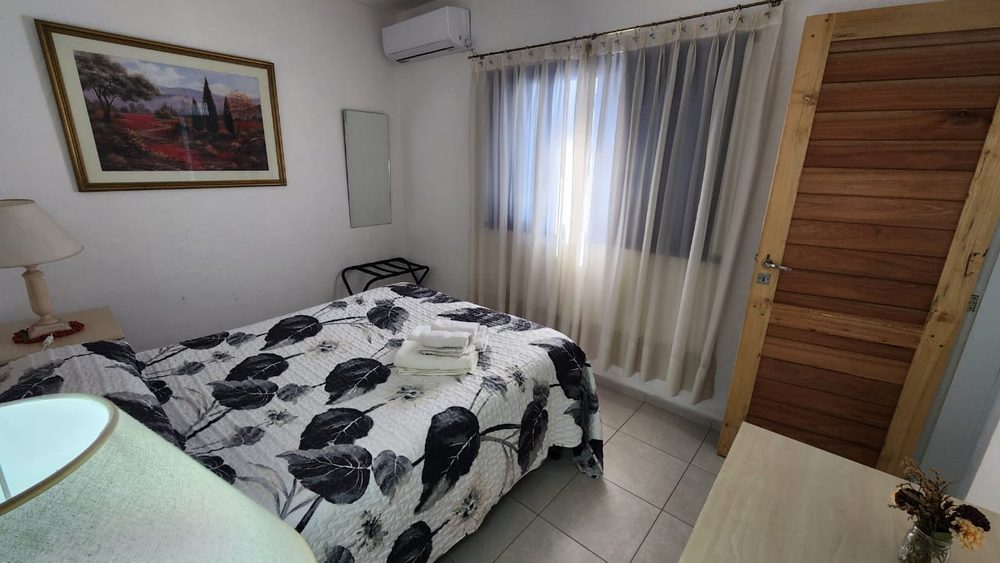 Dormitorio con cama doble