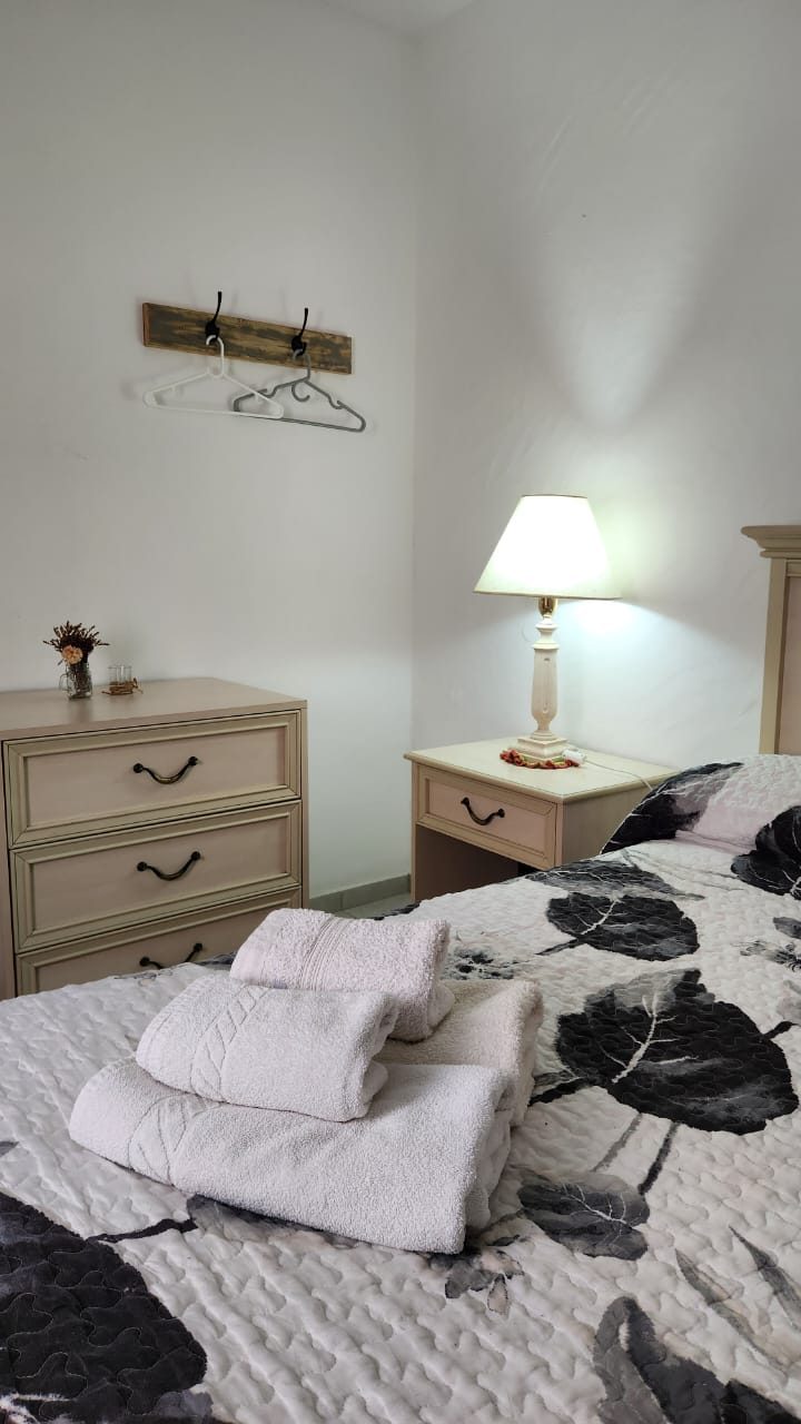 La cama con las toallas preparadas