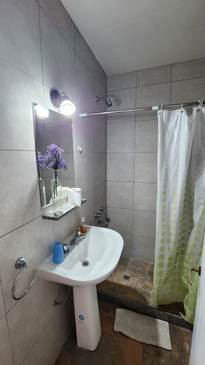 Baño con ducha y cortina