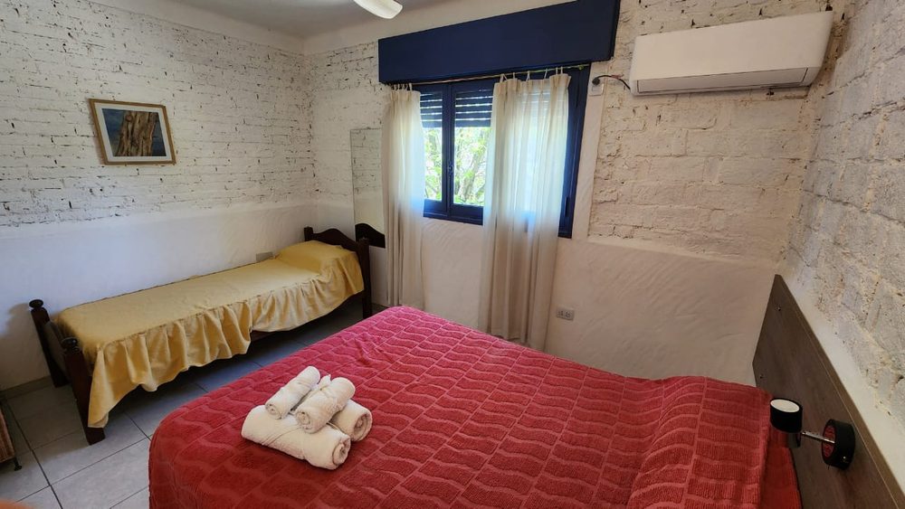 Dormitorio con cama doble y cama simple