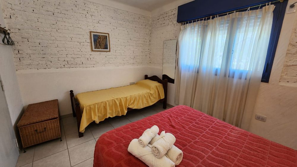 El dormitorio desde la puerta, con la cama simple