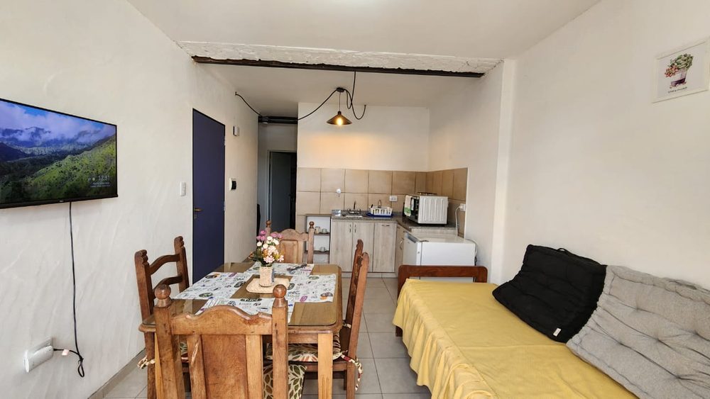 Living comedor con televisor y sofá cama